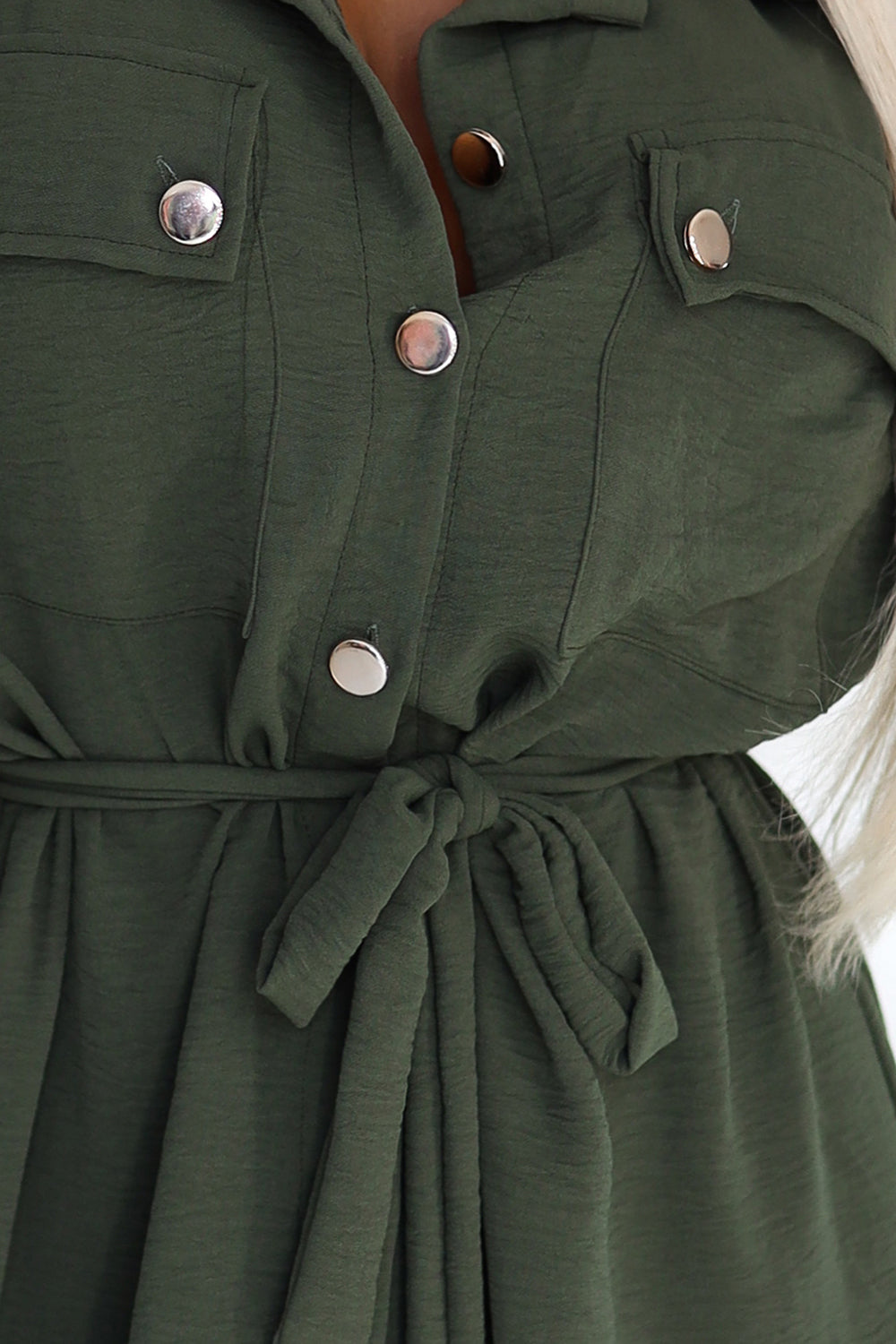 531-5 Midi marškinių suknelė su auksinėmis sagomis ir kaklaraiščiu - KHAKI