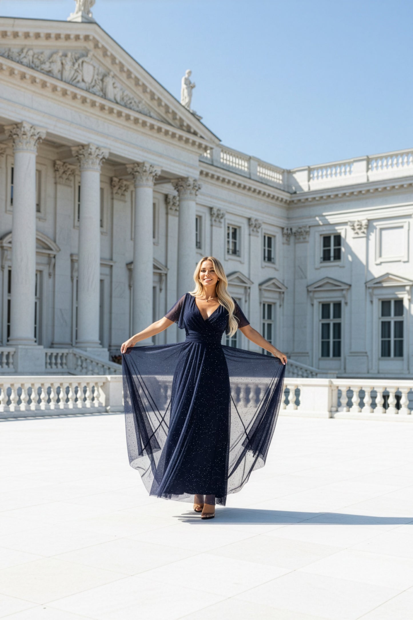 635-3 MELANIA ilga, blizganti suknelė su iškirpte ir trumpomis rankovėmis - tamsiai mėlyna