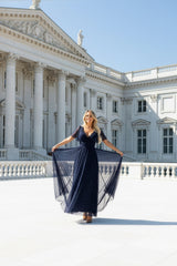 635-3 MELANIA ilga, blizganti suknelė su iškirpte ir trumpomis rankovėmis - tamsiai mėlyna