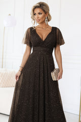635-4 MELANIA ilga, blizganti suknelė su iškirpte ir trumpomis rankovėmis - šokolado spalvos