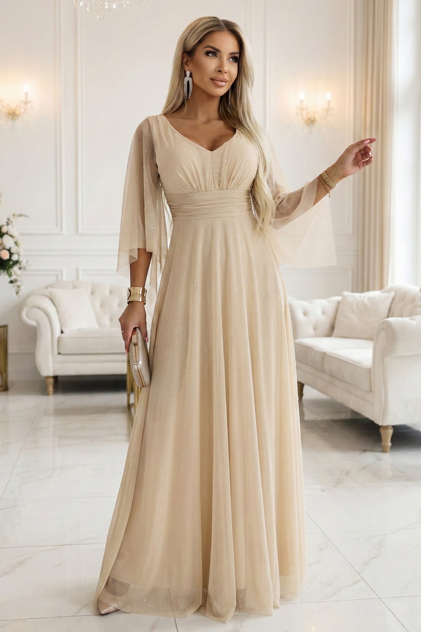 655-4 Ilga, žvilganti suknelė su gilia iškirpte ir permatomomis rankovėmis - šampano smėlio spalvos